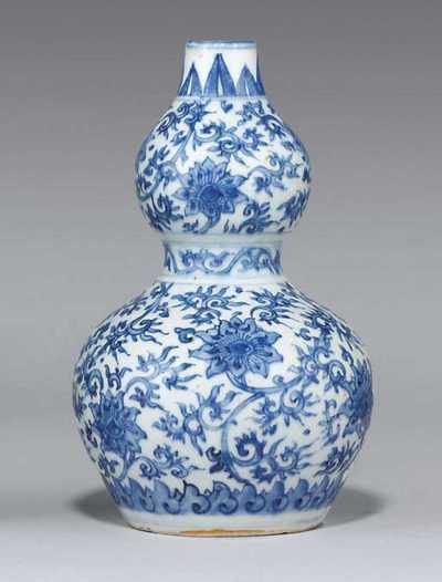 MING DYNASTY， 16TH CENTURY A BLUE AND WHITE DOUBLE-GOURD VASE